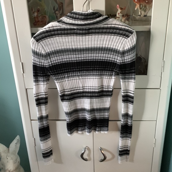 American Eagle sz M fitted ribbed turtleneck euc - Picture 3 of 3